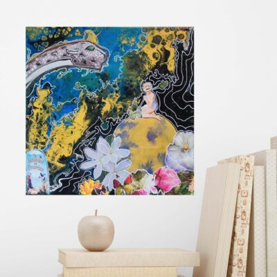 Tableau d'artiste, technique mixtes. Le fond du tableau est réalisé en peinture acrylique avec la technique du pouring, qui donne un aspect marbré. Il y a du papier collé sur le tableau. On voit Marilyn Monroe assise en bikini sur la lune. Format du tableau 30 x 30 cm, réalisé par l'artiste peintre CheNel