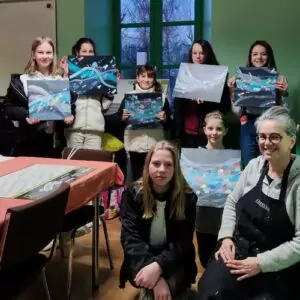 Cours de dessin et peinture pour enfants et adolescents à Bédée, Montauban-deBretagne, Saint-Gilles, Breteil, autour de Rennes. Groupe convivial d'adolescents qui dessinent et peignent.