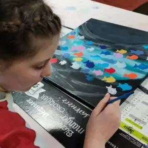 Cours de dessin et peinture pour enfants et adolescents à Bédée, Montauban-deBretagne, Saint-Gilles, Breteil, autour de Rennes. Ados qui apprend à peindre