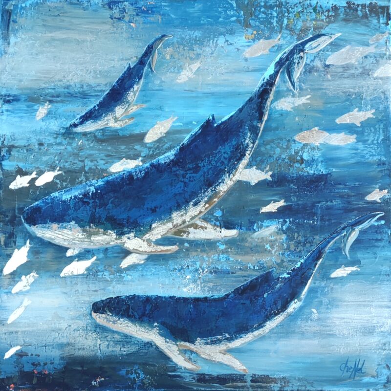 Tableau acrylique 40x40 cm intitulé 'Épopée Marine'. Peint au couteau par une artiste française et Bretonne. Le tableau représente trois majestueuses baleines évoluant parmi des poissons d'argent. Les nuances de bleu, argenté et taupe capturent la sérénité des profondeurs marines, tandis que les détails argentés des poissons et des ventres des baleines ajoutent une touche d'éclat et de mystère