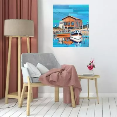 Tableau peint au couteau. Le tableau représente une cabane de pêche ostréicole d'Oléron. La cabane est orange et ses huisseries bleu-marine. Une barque orange et un bateau blanc, bleu marine et orange sont amarrés à la jetée et tenus par des piquets en bois. Le ciel est peint par des zones modernes rectangulaires. Tableau acrylique peint au couteau, peinture contemporaine.