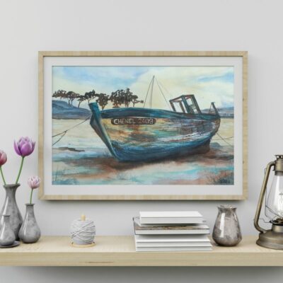 Aquarelle de format 40 x 30 cm représentant un vieux bateau de pêche échoué à marée basse. Les tons de l'aquarelle sont bleu jaune terre de sienne. La coque du bateau est vieilli par les ans.