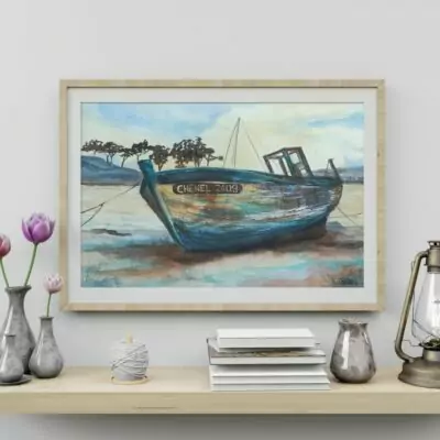 Aquarelle de format 40 x 30 cm représentant un vieux bateau de pêche échoué à marée basse. Les tons de l'aquarelle sont bleu jaune terre de sienne. La coque du bateau est vieilli par les ans.