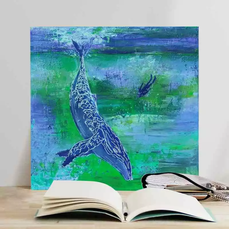 Tableau en peinture acrylique peint au couteau. Le tableau représente une baleine qui plonge et un plongeur qui nage à ses côtés. Les fonds mains sont peins en mauve et vert, la baleine et le plongeur en violet et bleu