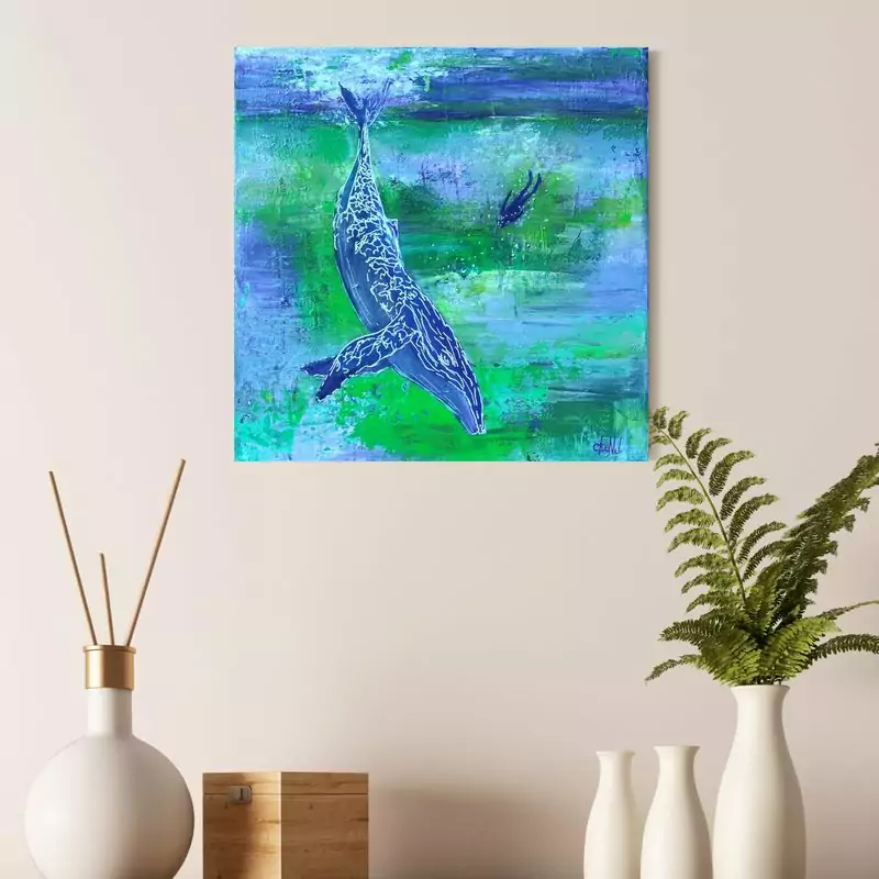 Tableau en peinture acrylique peint au couteau. Le tableau représente une baleine qui plonge et un plongeur qui nage à ses côtés. Les fonds mains sont peins en mauve et vert, la baleine et le plongeur en violet et bleu