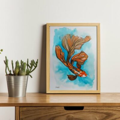 encre de l'artiste peintre CheNel, représentant une carpe koï, qui nage dans des eaux turquoises. La carpe est orange, bleu outremer et dorées. L'encre est relevé au crayon liner noir. Format de l'encre 21 x 29.7 cm