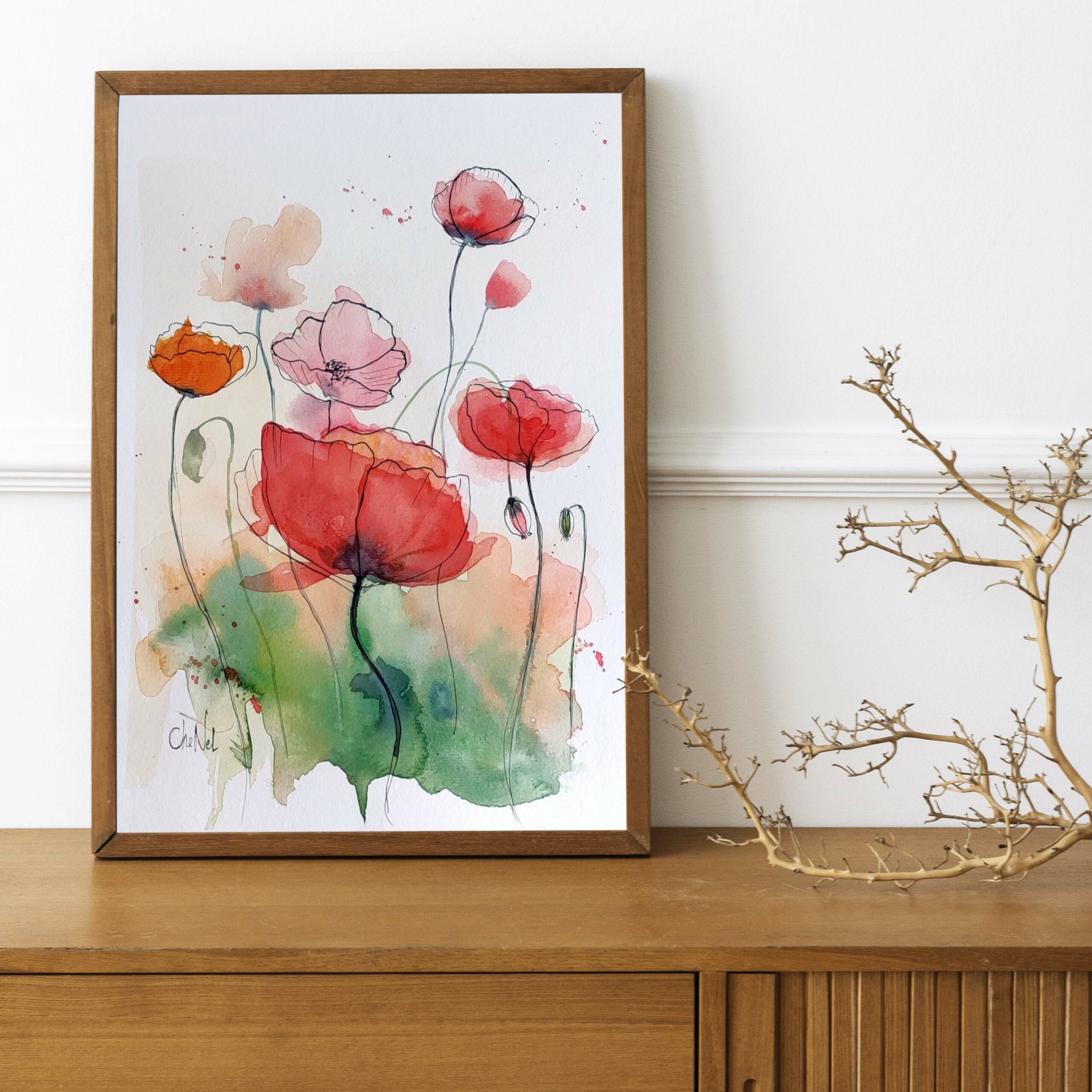 Aquarelle format 21 x 29.7, originale et unique, peinte par l'artiste CheNel, l'aquarelle représente des coquelicots champêtres aux couleurs rouges orangées et vertes. Les coquelicots sont entouré de liner noir pour une touche moderne.
