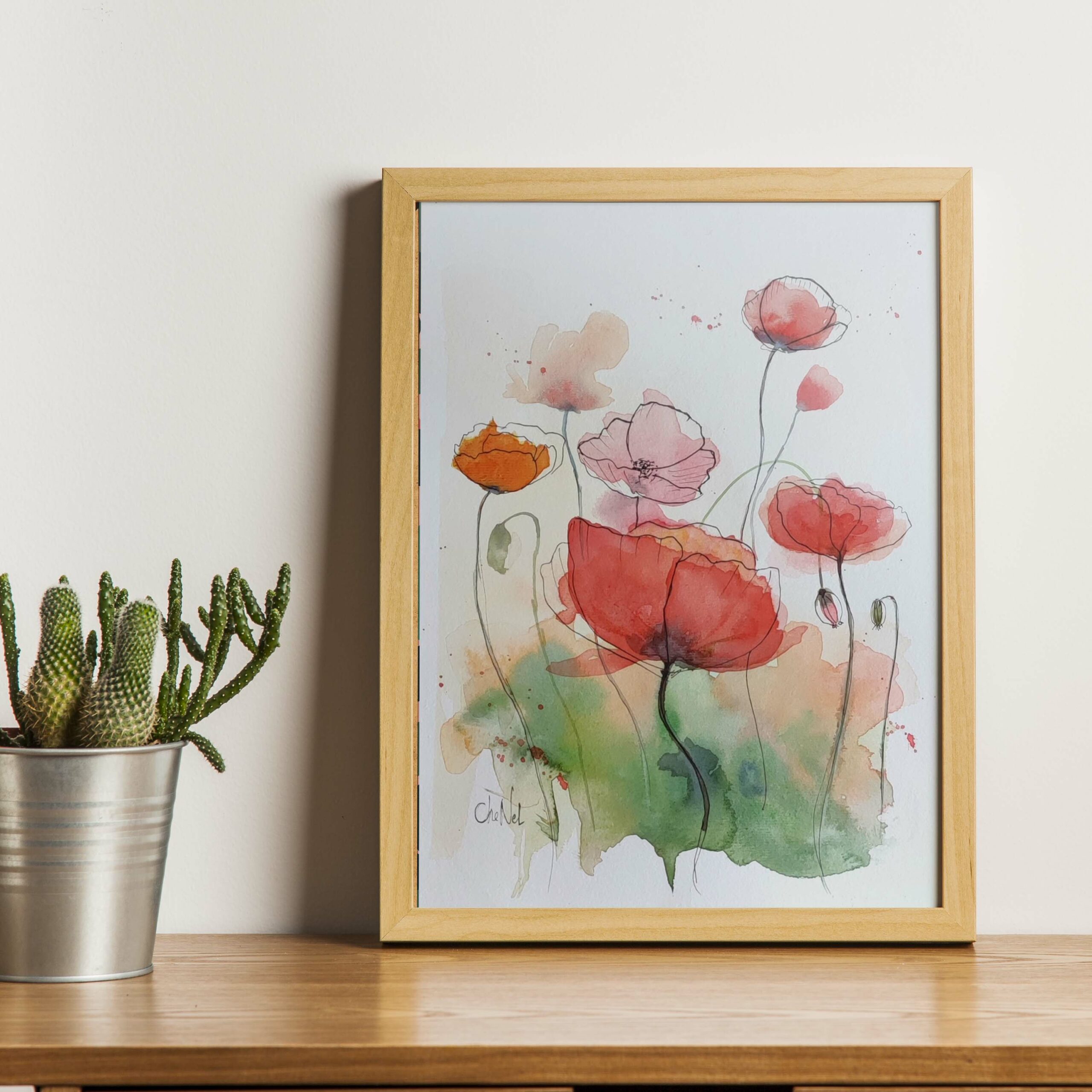 Aquarelle format 21 x 29.7, originale et unique, peinte par l'artiste CheNel, l'aquarelle représente des coquelicots champêtres aux couleurs rouges orangées et vertes. Les coquelicots sont entouré de liner noir pour une touche moderne.