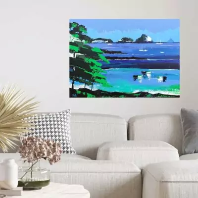 Tableau acrylique format 50 x 70 cm dans les tons bleus, turquoises, verts, blanc et noir, représentant une vue de Cancale. Peint sur la plage de Cancale 'à l'abri des flots', cette œuvre capture la beauté et la tranquillité de la côte bretonne avec des couleurs vives et une composition apaisante.