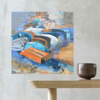 Tableau 60 x 60 de l'artiste peintre CheNel. Le tableau est peint en peinture acrylique, en un camaïeu de bleus, oranges et blancs. Le tableau représente des annexes dans un port, des barques.