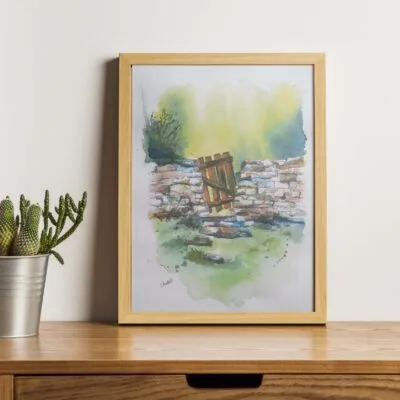 aquarelle représentant un vieux muret en pierre avec un portillon en bois cassé dans un cadre bucolique au fond d'un jardin. Aquarelle 21 x 29.7 cm, peinte par l'artiste peintre CheNel