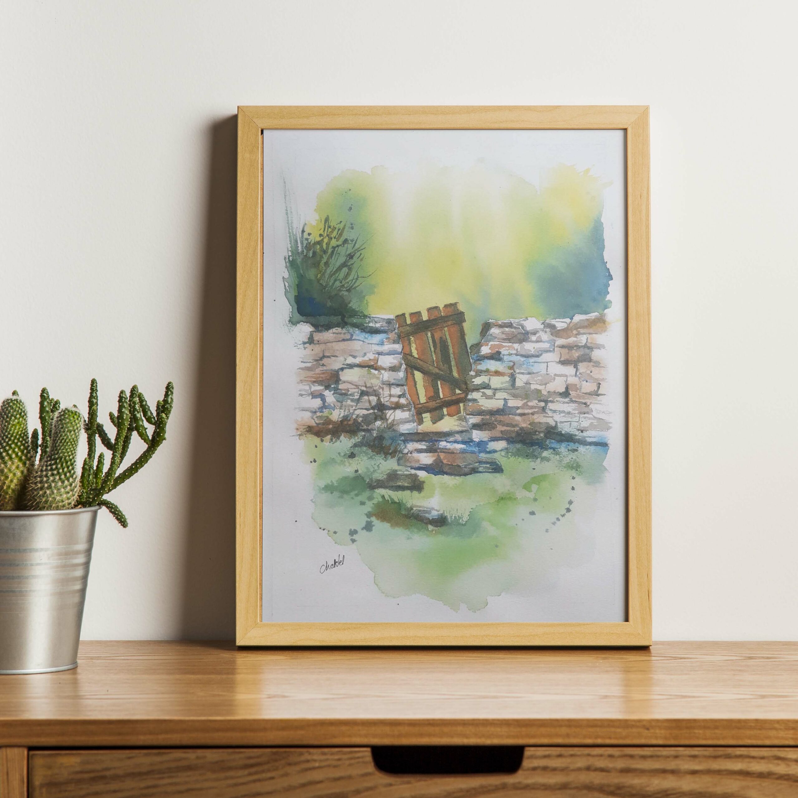 aquarelle représentant un vieux muret en pierre avec un portillon en bois cassé dans un cadre bucolique au fond d'un jardin. Aquarelle 21 x 29.7 cm, peinte par l'artiste peintre CheNel