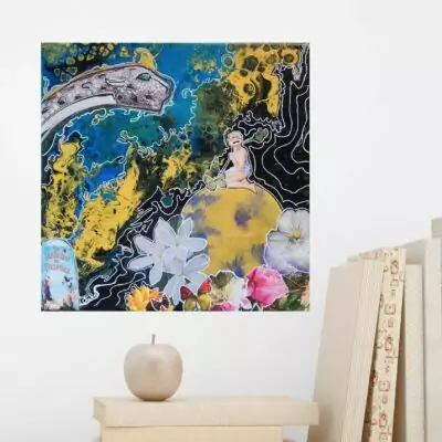 Tableau d'artiste, technique mixtes. Le fond du tableau est réalisé en peinture acrylique avec la technique du pouring, qui donne un aspect marbré. Il y a du papier collé sur le tableau. On voit Marilyn Monroe assise en bikini sur la lune. Format du tableau 30 x 30 cm, réalisé par l'artiste peintre CheNel