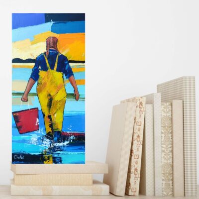 Tableau formats 40 x 20, peint en peinture acrylique au couteau. Œuvre d'art originale et unique, peinte par l'artiste Bretonne CheNel, le tableau représente une femme qui pêche à pied. Elle s'en va pêcher avec son panier rouge, et elle est habillée avec une salopette jaune Guy Cotten et une vareuse bleue marine.