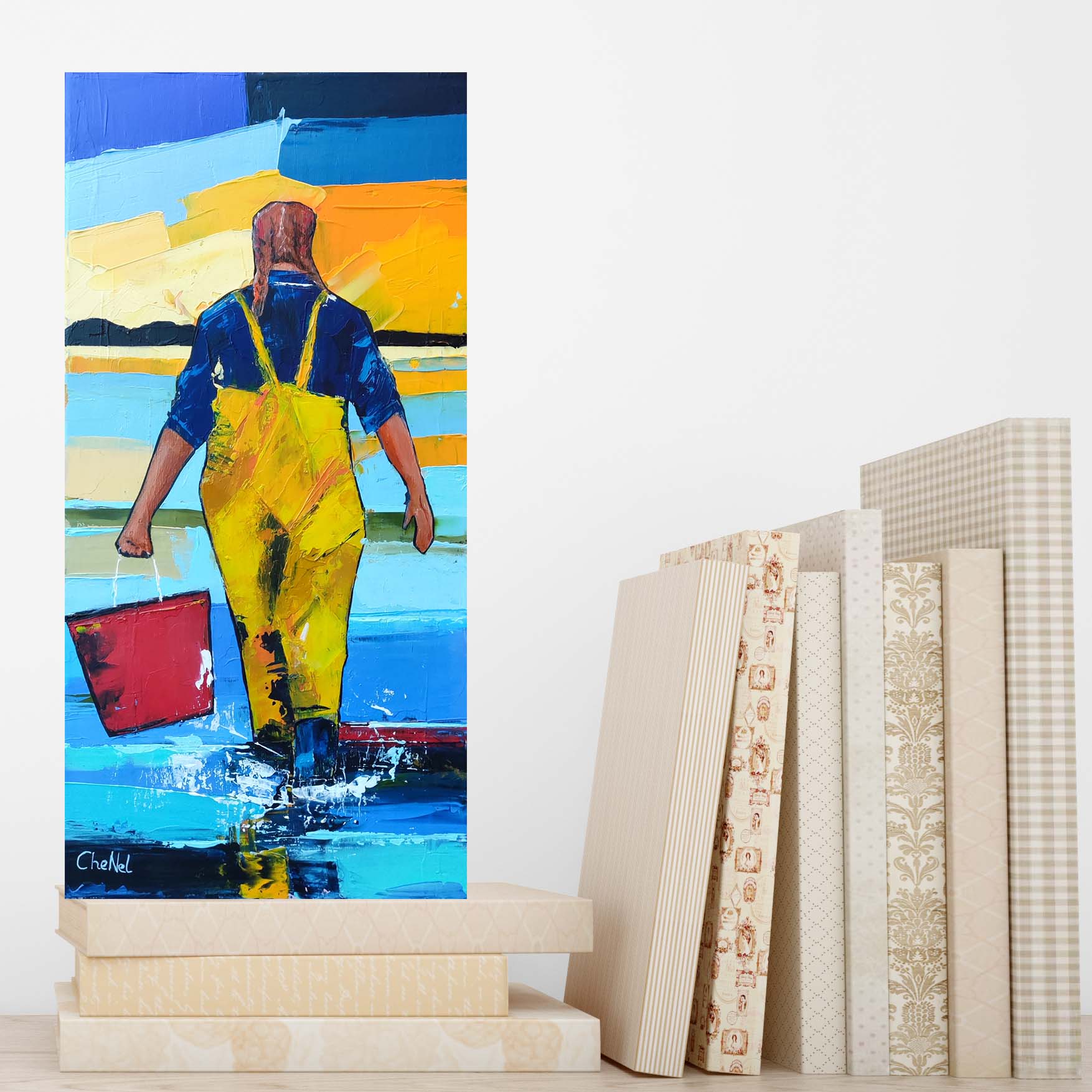 Tableau formats 40 x 20, peint en peinture acrylique au couteau. Œuvre d'art originale et unique, peinte par l'artiste Bretonne CheNel, le tableau représente une femme qui pêche à pied. Elle s'en va pêcher avec son panier rouge, et elle est habillée avec une salopette jaune Guy Cotten et une vareuse bleue marine.