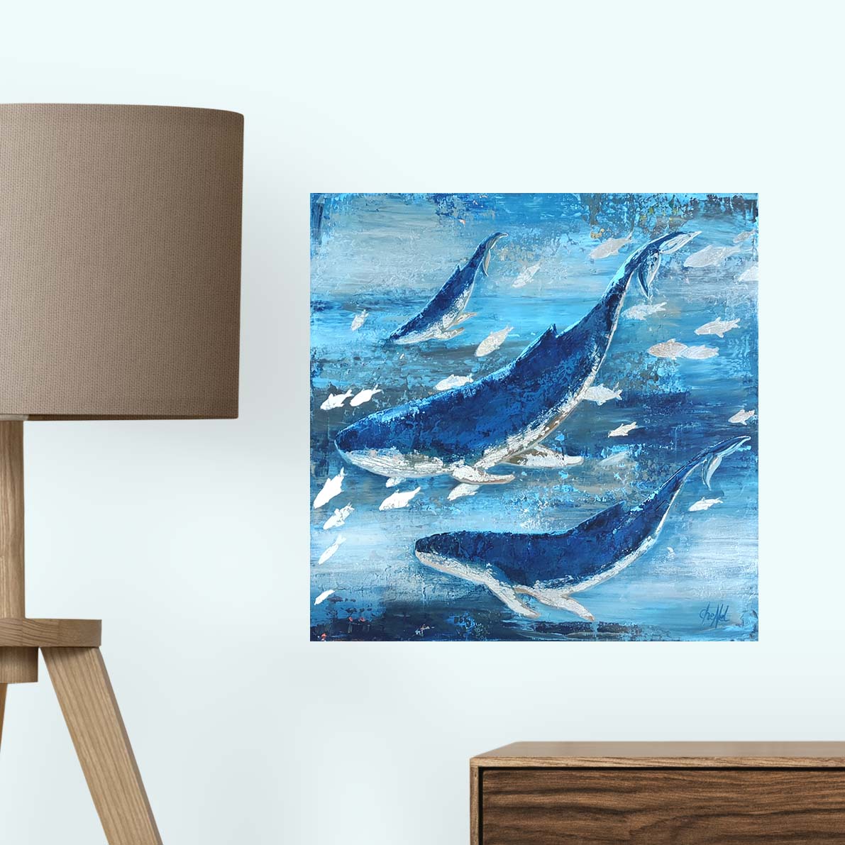 Tableau d'artiste peintre original et unique. Format du tableau 40 x 40. Le tableau est peint en peinture acrylique au couteau. Il resprésente deux baleines et un baleineau qui nagent avec des poissons d'argent. Les baleines sont peintes en bleu marine et évoluent dans des eaux bleues et argentées