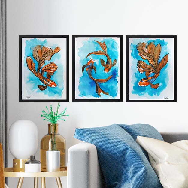 Triptyque de l'artiste peintre CheNel, trois encres peintes sur papier aquarelle. Les encres représentent des capes Koï oranges, nageant dans des eaux turquoises. Vendues avec encadrement noir