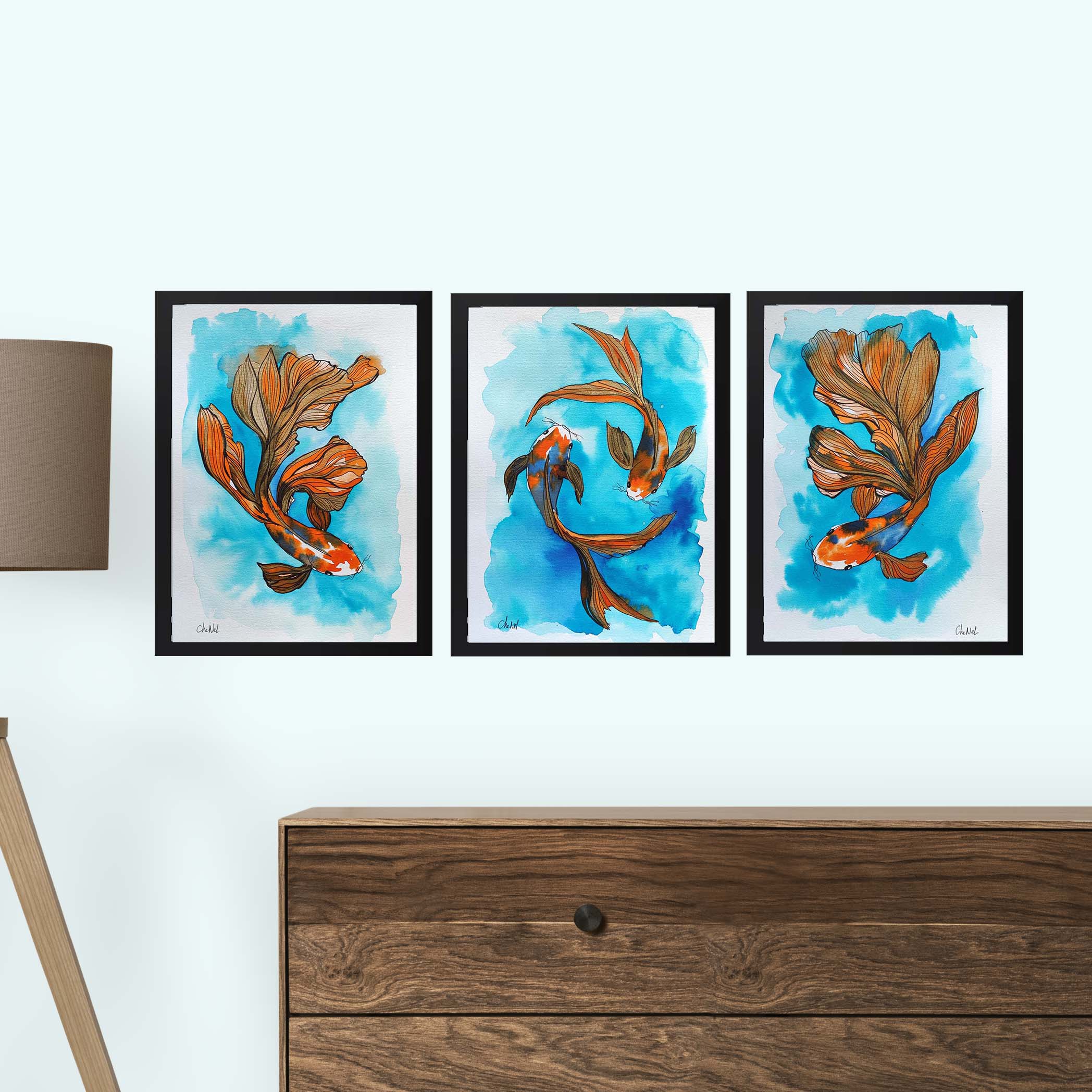 Triptyque de l'artiste peintre CheNel, trois encres peintes sur papier aquarelle. Les encres représentent des capes Koï oranges, nageant dans des eaux turquoises. Vendues avec encadrement noir