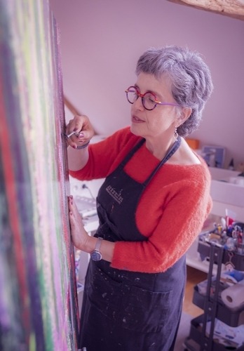 Portrait de CheNel, artiste peintre, créatrice de peintures et aquarelles originales, proposant œuvres à la vente et cours de peinture