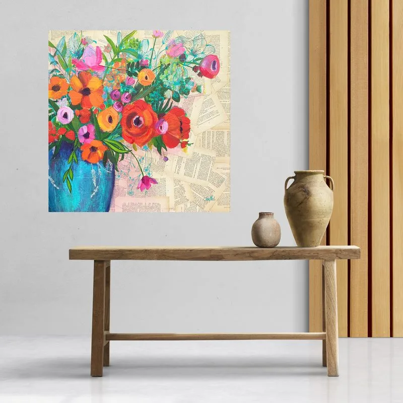 Tableau d'artiste original de l'artiste peintre CheNel. Le tableau est recouvert de papier, de feuilles de vieux livres. Le tableau représente un bouquet de fleurs printanier, un bouquet champêtres. Les fleurs sont rouges oranges et roses. Le vase est bleu. En arrière plan des lys bleus sont dessinés au posca. Un tableau unique pour une déco personnalisée