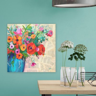 Tableau d'artiste original de l'artiste peintre CheNel. Le tableau est recouvert de papier, de feuilles de vieux livres. Le tableau représente un bouquet de fleurs printanier, un bouquet champêtres. Les fleurs sont rouges oranges et roses. Le vase est bleu. En arrière plan des lys bleus sont dessinés au posca. Un tableau unique pour une déco personnalisée
