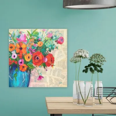Tableau d'artiste original de l'artiste peintre CheNel. Le tableau est recouvert de papier, de feuilles de vieux livres. Le tableau représente un bouquet de fleurs printanier, un bouquet champêtres. Les fleurs sont rouges oranges et roses. Le vase est bleu. En arrière plan des lys bleus sont dessinés au posca. Un tableau unique pour une déco personnalisée