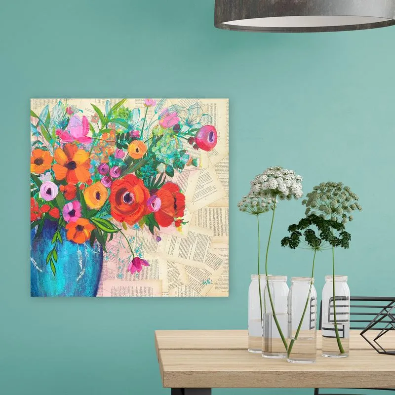 Tableau d'artiste original de l'artiste peintre CheNel. Le tableau est recouvert de papier, de feuilles de vieux livres. Le tableau représente un bouquet de fleurs printanier, un bouquet champêtres. Les fleurs sont rouges oranges et roses. Le vase est bleu. En arrière plan des lys bleus sont dessinés au posca. Un tableau unique pour une déco personnalisée