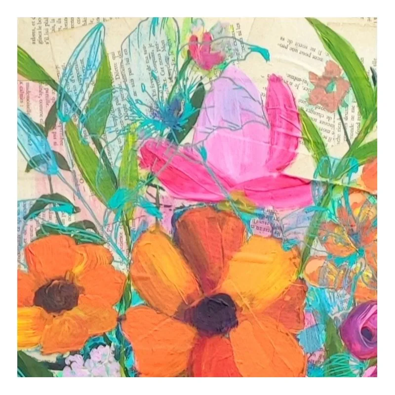 Tableau d'artiste original de l'artiste peintre CheNel. Le tableau est recouvert de papier, de feuilles de vieux livres. Le tableau représente un bouquet de fleurs printanier, un bouquet champêtres. Les fleurs sont rouges oranges et roses. Le vase est bleu. En arrière plan des lys bleus sont dessinés au posca. Un tableau unique pour une déco personnalisée
