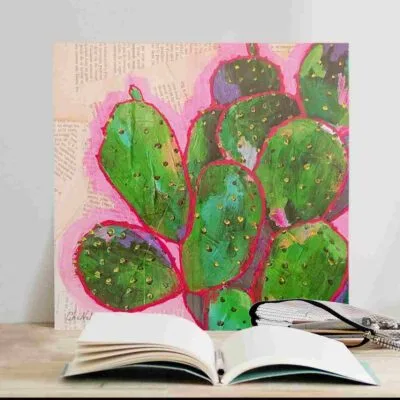 Tableaux d'artiste 30 x 30 représentant des cactus. Le tableau est peint en peinture acrylique sur vieux papiers. Les cactus sont peints en jolis camaïeux de verts, contrastés de roses et cerclés de rouges. Une oeuvre unique et originale