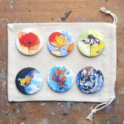 Coffret de 6 badges broches artisanaux. Collection "entre faune et flore" - reproductions miniatures par l'artiste CheNel