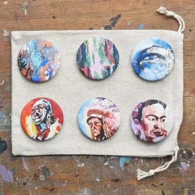 Coffret de 6 badges broches artisanaux, collection "La Galerie des Miniatures" - reproductions miniatures par l'artiste CheNel