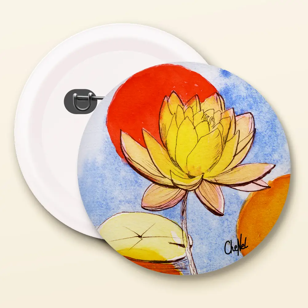 Badge broche 44 mm reproduction d'une aquarelle de CheNel représentant une fleur de lotus, vues de face et dos, badges / pins / broches
