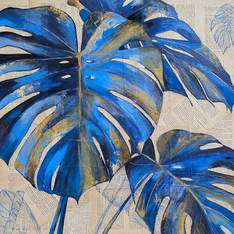 tableau original de l'artiste peintre française CheNel. Le tableau représente des feuilles de Monstera bleues et or. Les feuilles de Monstera sont peintes en peinture acrylique. Des feuilles de vieux livres sont collées sur le tableau. Technique mixte. Peinture sur contemporaine moderne et abstraite sur papier collé.