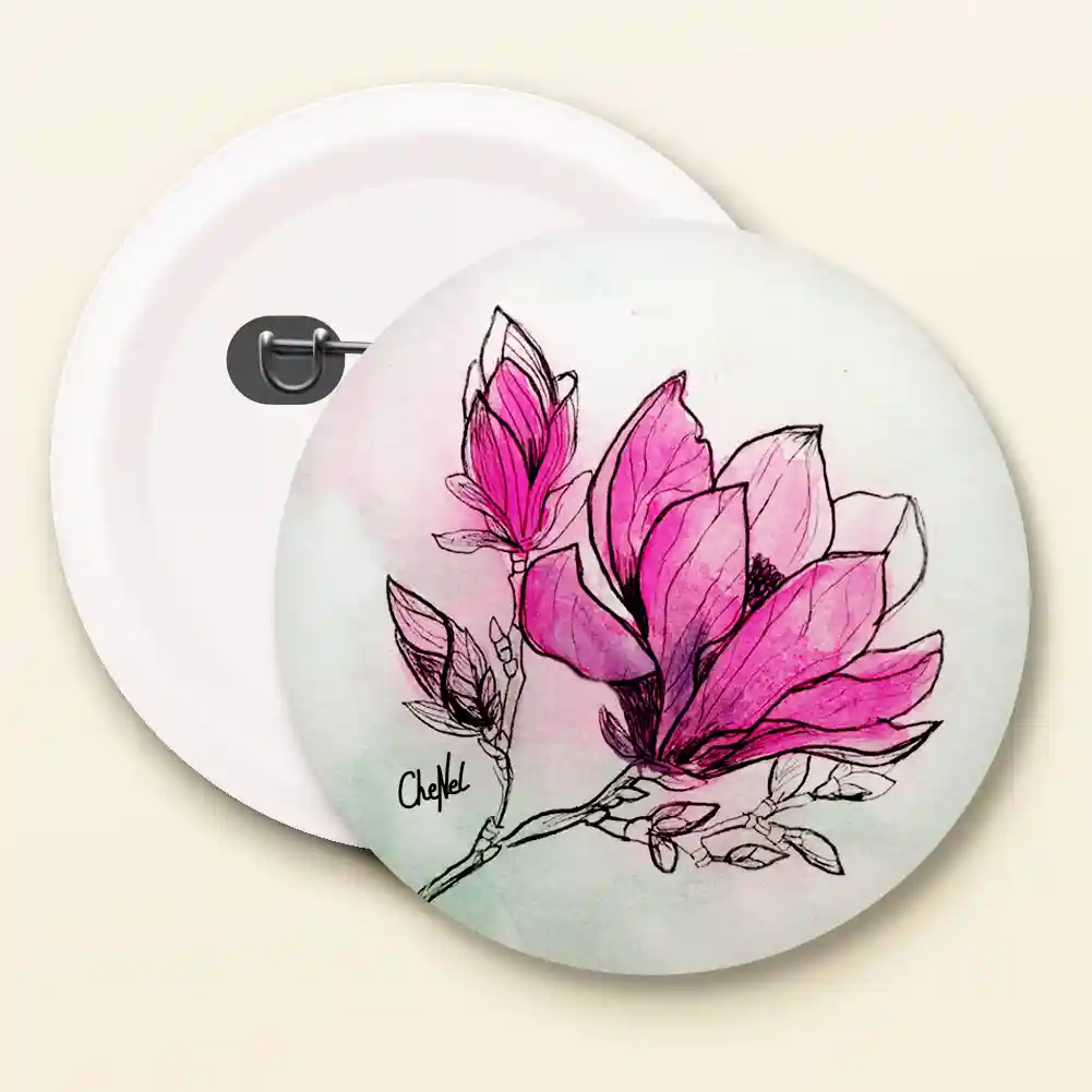 Badge broche 44 mm reproduction d'une aquarelle de CheNel représentant une fleur de magnolia rose, vues de face et dos, badges / pins / broches