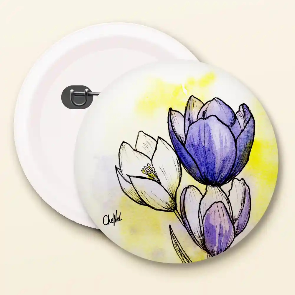 Badge broche 44 mm reproduction d'une aquarelle de CheNel représentant trois fleurs de crocus bleues violine, fond jaune, vues de face et dos, badges / pins / broches