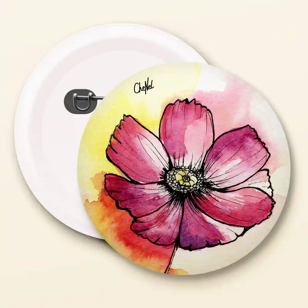 Badge broche 44 mm reproduction d'une aquarelle de CheNel représentant une fleur de Cosmos rose, fond jaune, vues de face et dos, badges / pins / broches
