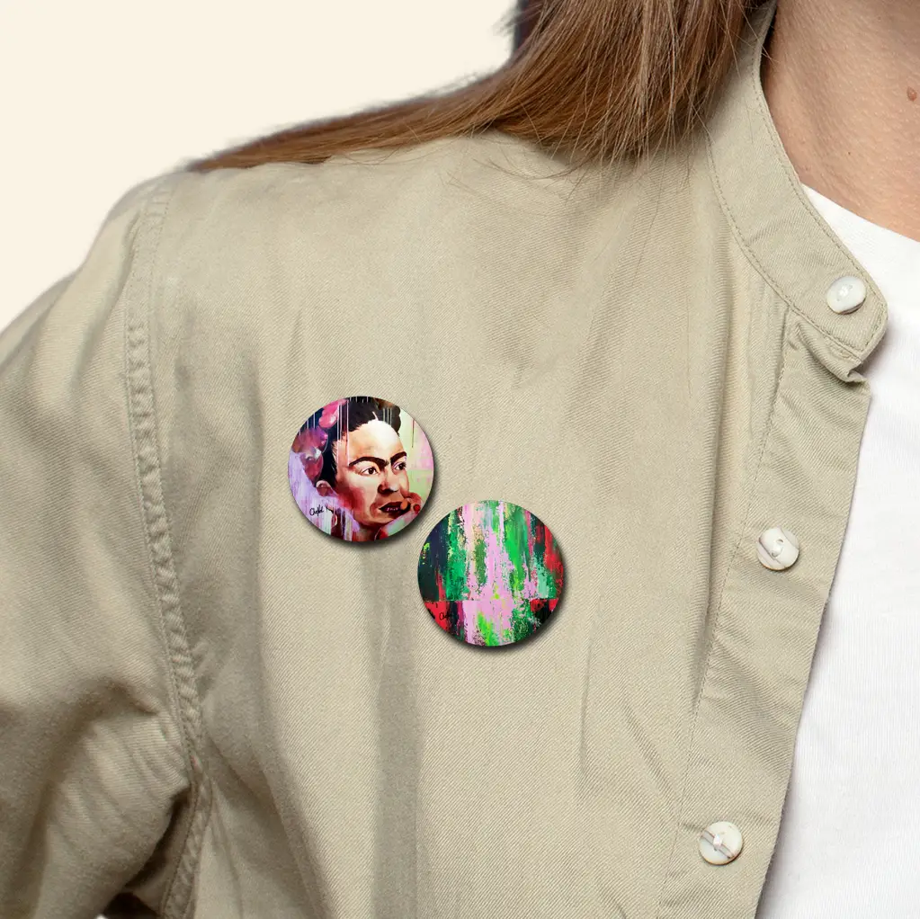 Deux badges ronds de la collection "La Galerie des Miniatures". Badges portés en situation sur une chemise de femme, badges / pins / broches