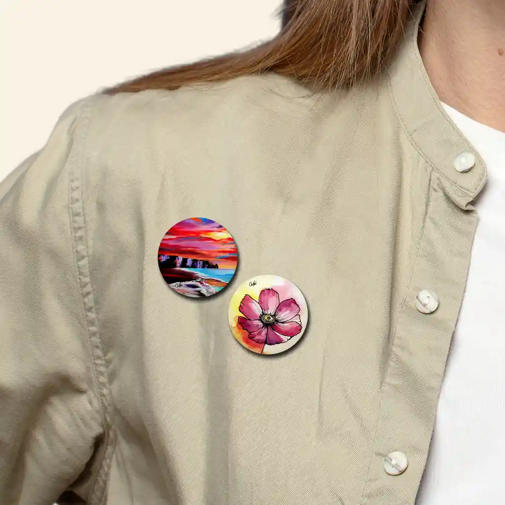Deux badges ronds de la collection "Nature Nature". Badges portés en situation sur une chemise de femme, badges / pins / broches